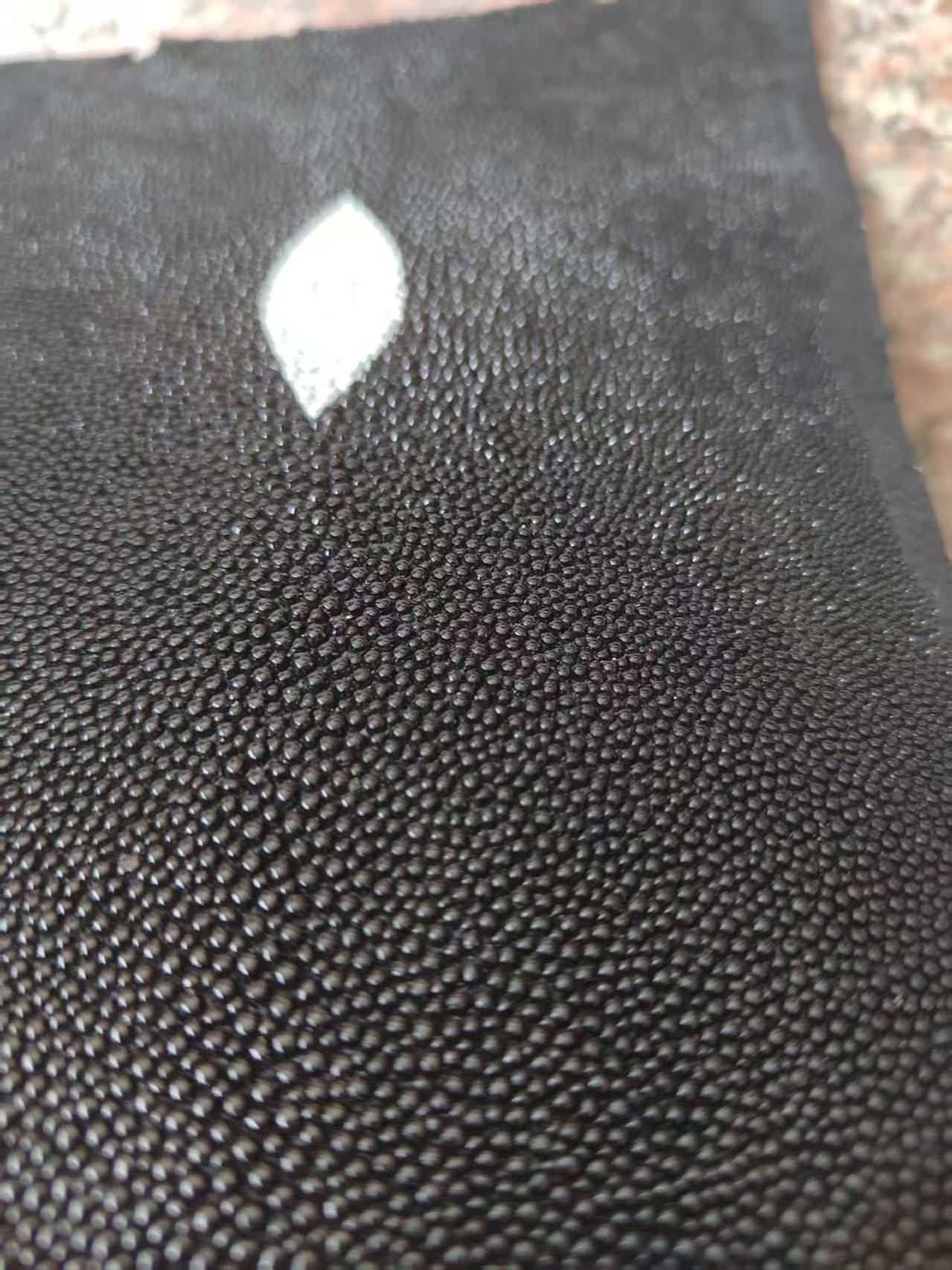 Schwarzes, unpoliertes Rochenl – Luxury Bags And Shoes Bewertung und Preis
